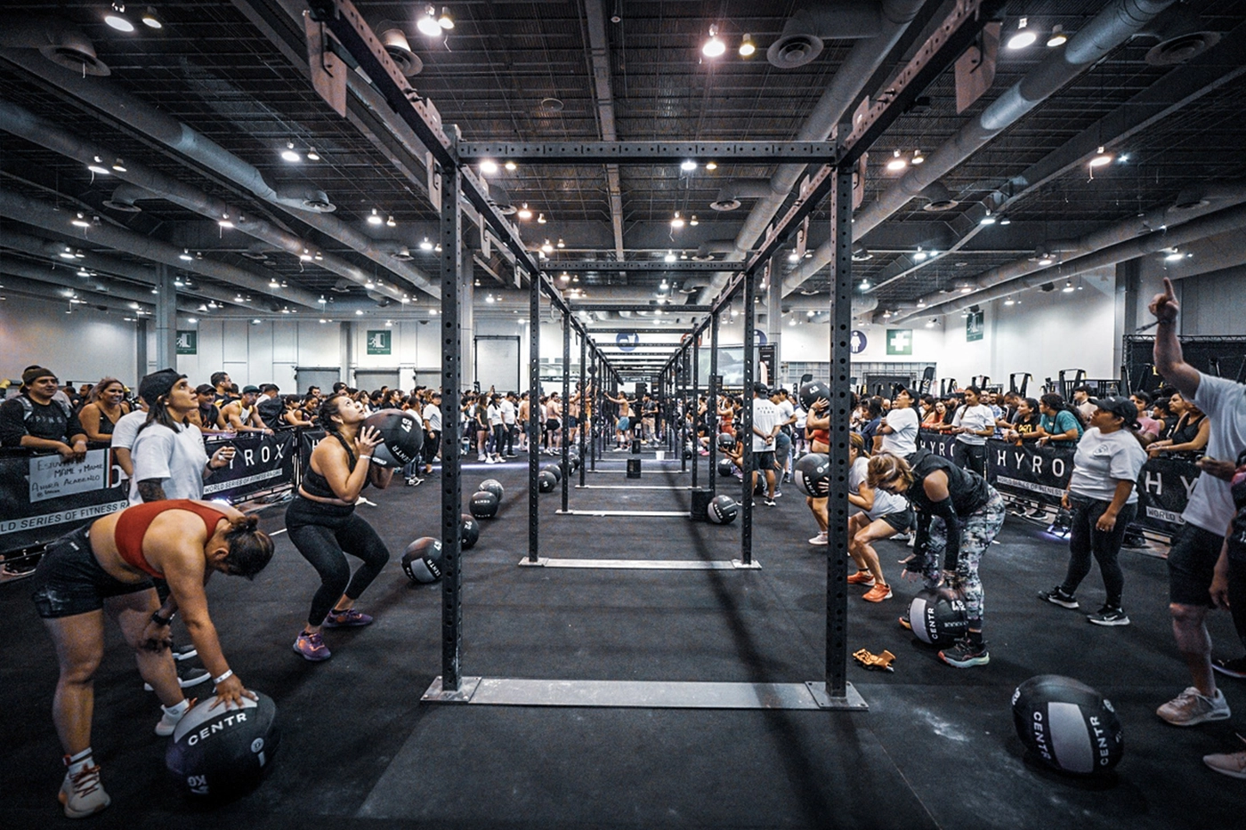 24時間いつでも利用できるHYROXサーキットトレーニングでランニングをする様子