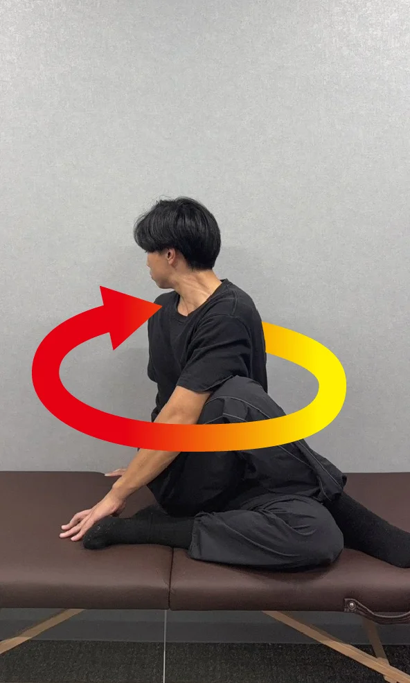 腰ストレッチ後の状態。体を回旋して後方を見れる男性。